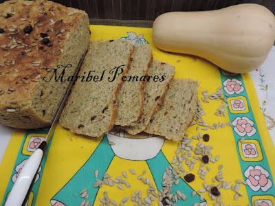 Pan integral de calabaza, semillas de amapola, linaza, girasol y pasas.