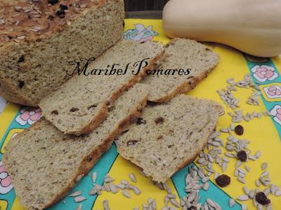 Pan integral de calabaza, semillas de amapola, linaza, girasol y pasas.