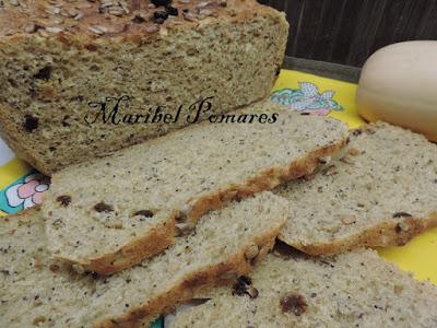 Pan integral de calabaza, semillas de amapola, linaza, girasol y pasas.