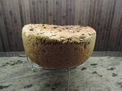 Pan integral de calabaza, semillas de amapola, linaza, girasol y pasas.