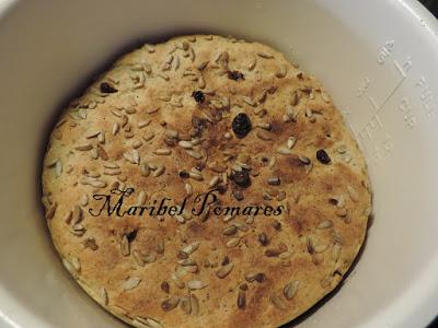 Pan integral de calabaza, semillas de amapola, linaza, girasol y pasas.