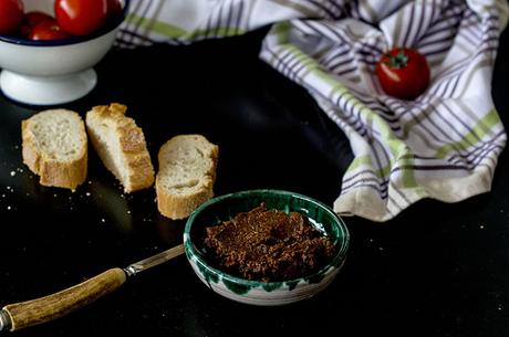 TAPENADE DE TOMATES SECOS, ACEITUNAS Y ALCAPARRAS  Y COMO SECAR TOMATES