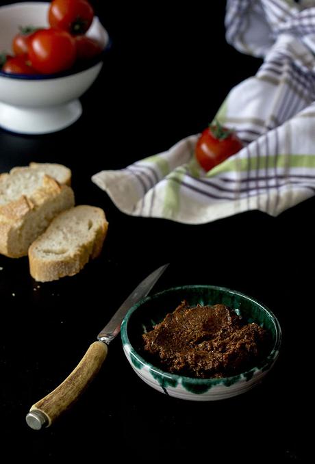 TAPENADE DE TOMATES SECOS, ACEITUNAS Y ALCAPARRAS  Y COMO SECAR TOMATES