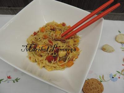 Fideos chinos con verduras y gambas.