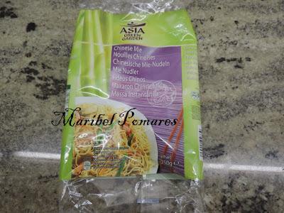 Fideos chinos con verduras y gambas.