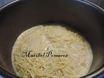 Fideos chinos con verduras y gambas.