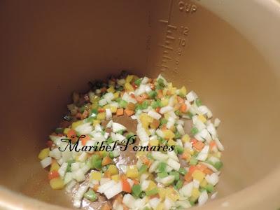 Fideos chinos con verduras y gambas.