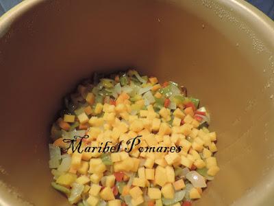 Fideos chinos con verduras y gambas.