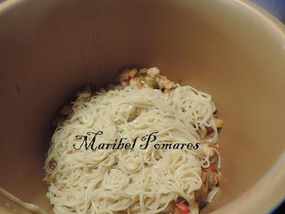 Fideos chinos con verduras y gambas.