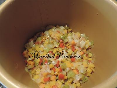 Fideos chinos con verduras y gambas.