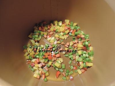 Fideos chinos con verduras y gambas.