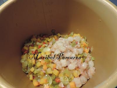 Fideos chinos con verduras y gambas.