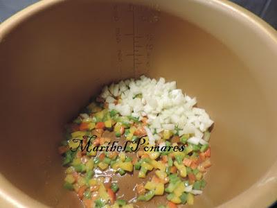 Fideos chinos con verduras y gambas.