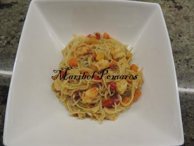 Fideos chinos con verduras y gambas.