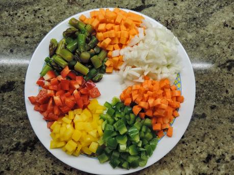 Fideos chinos con verduras y gambas.