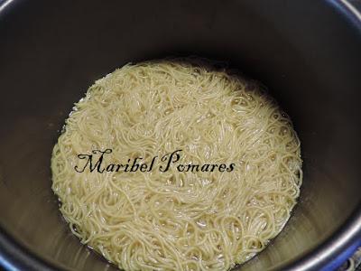 Fideos chinos con verduras y gambas.