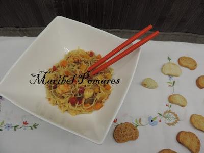 Fideos chinos con verduras y gambas.