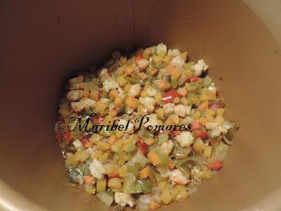 Fideos chinos con verduras y gambas.