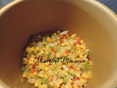 Fideos chinos con verduras y gambas.