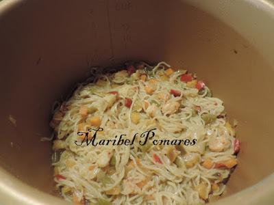 Fideos chinos con verduras y gambas.