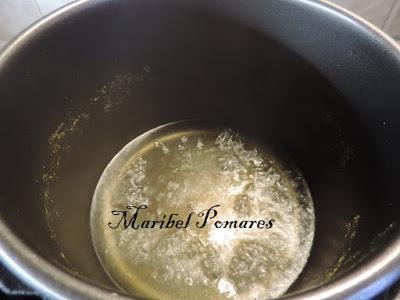 Fideos chinos con verduras y gambas.