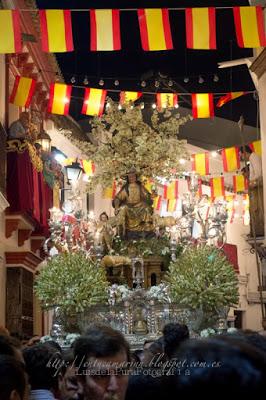 Agarrao a una medalla (Sevillanas)