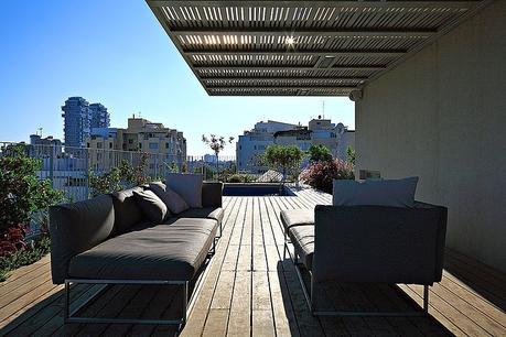 Ático en Tel-Aviv: Su increíble escalera y su impresionante terraza te harán soñar.