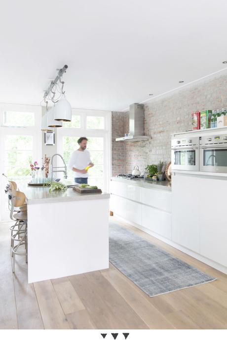 Cocina con pared de ladrillo