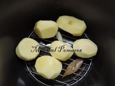 Bocados de patata con salsa de yogur finas hierbas.