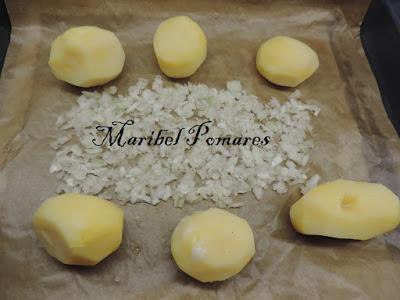 Bocados de patata con salsa de yogur finas hierbas.