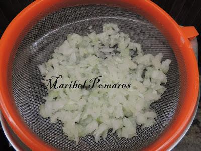 Bocados de patata con salsa de yogur finas hierbas.