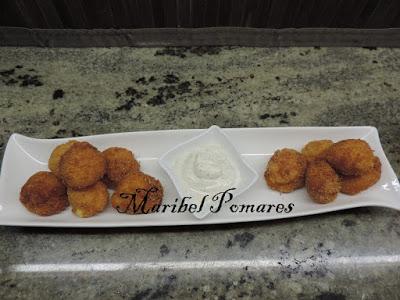 Bocados de patata con salsa de yogur finas hierbas.