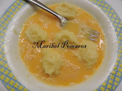 Bocados de patata con salsa de yogur finas hierbas.