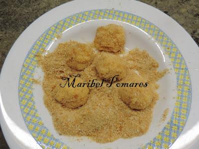 Bocados de patata con salsa de yogur finas hierbas.