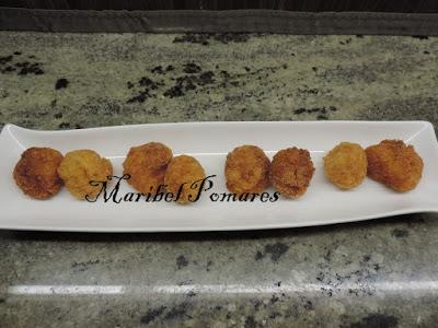 Bocados de patata con salsa de yogur finas hierbas.