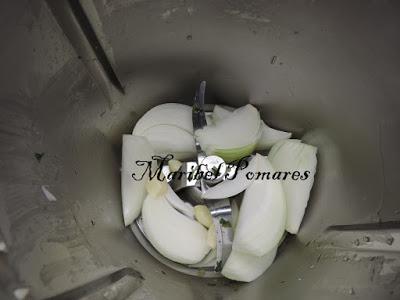 Bocados de patata con salsa de yogur finas hierbas.