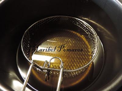 Bocados de patata con salsa de yogur finas hierbas.