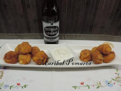 Bocados de patata con salsa de yogur finas hierbas.