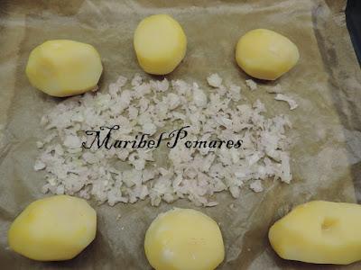 Bocados de patata con salsa de yogur finas hierbas.