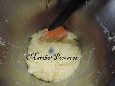 Bocados de patata con salsa de yogur finas hierbas.