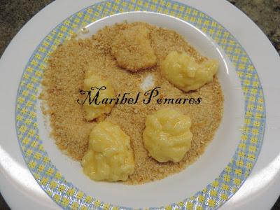 Bocados de patata con salsa de yogur finas hierbas.