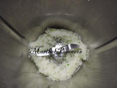 Bocados de patata con salsa de yogur finas hierbas.