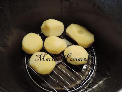 Bocados de patata con salsa de yogur finas hierbas.