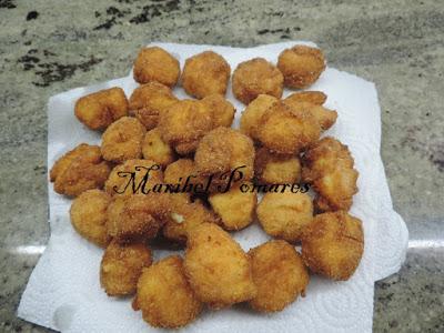 Bocados de patata con salsa de yogur finas hierbas.