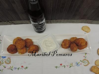 Bocados de patata con salsa de yogur finas hierbas.