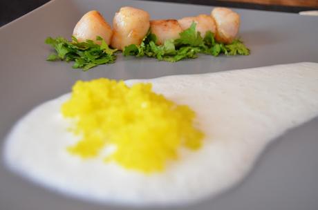 VIEIRAS CON SALSA DE PEPINO Y PERLAS DE YUZU