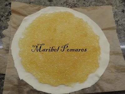 Hojaldre con cabello de ángel y piñones.