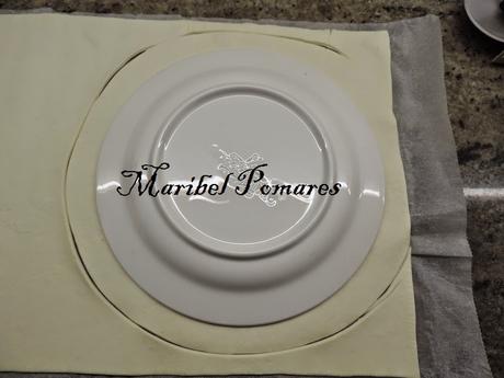 Hojaldre con cabello de ángel y piñones.