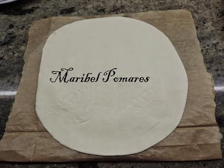 Hojaldre con cabello de ángel y piñones.