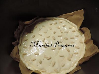 Hojaldre con cabello de ángel y piñones.